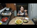 khổ qua tây xào tôm gia heo. canh bánh gạo nấu tôm mời cả nhà ăn cùng em