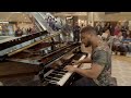 Amazing street pianist stuns passersby in shopping centre