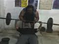 Shi benchpresses 25 kilos on a 15 kilo bar.