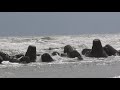 台風接近の海！波に飲まれる流される人