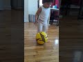 Bebé con talento al balón