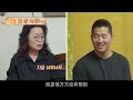 斑點狗瘋狂撕咬主人，氣得主人一家給訓犬師下跪，求他把狗帶走