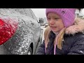 Amelia și Elias admiră primii fulgi de zăpadă - Video pentru copii