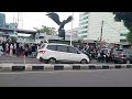 Orang-orang mengantri ikut audisi Indonesian idol