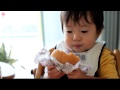 世界一ハンバーガーをおいしそうに食べる1歳児