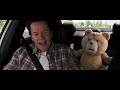 Ted fumando en el carro (Ted 2)
