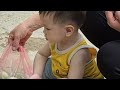 The poor girl went to the forest to pick vegetables to sell and was visited by her grandmother