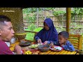 Pick water spinach for a simple lunch in the village | Living in the Village