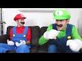 Et si MARIO JOUAIT aux JEUX VIDÉO ? | Super Mario dans la VRAIE VIE