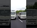 高速道路で並走して急接近する２台のトラック #shorts