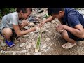 The girl and her boyfriend went to catch shrimp, fish to cooking - bathe in the stream