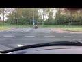 Op de honda vfr de wijk uit rijden