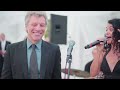 Jon Bon Jovi canta Living on a Prayer em festa de casamento e faz sucesso na web