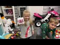 Amelia și Samy joacă un joc cu surprize  -  Video pentru copii