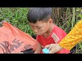 Single Girl Helping Poor Homeless Boy | Thu Hang New Life