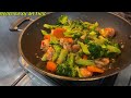 Chia sẻ bữa cơm chiều với món ăn rất đơn giản : tôm tiger xào bông cải xanh. Một món ăn bổ dưỡng