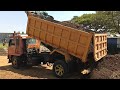 Mobil Dump Truck Jomplang Bak Jumbo Bongkar Muatan Pasir Kasar Sekali.