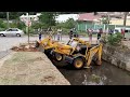 Retroescavadeira descendo no córrego (Backhoe entering the stream)