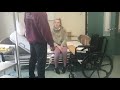 Tranfert lit-fauteuil roulant avec planche de transfert