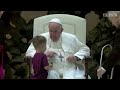 Un niño sorprende al Papa Francisco al colarse en una audiencia en el Vaticano | EL PAÍS