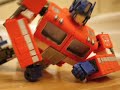 Transformers Stop-Motion Bumblebee beats Optimus Prime