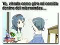 Niña anime girando pensando que es comida en microondas