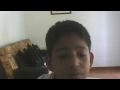 niño cantando