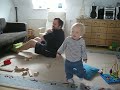 Baby doing sit ups with dad.Too funny! Kleinkind macht sit-ups mit Papa, süß!
