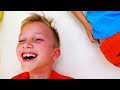 Little Chris fait semblant de jouer avec des jouets - meilleures vidéos avec son petit frère