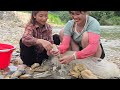 Two Vietnamese girls catch stream fish with their tongues - ha thi muôn