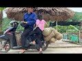 Uncle Dong and Ngoc Han went to the market to sell smoked meat and fish baskets.