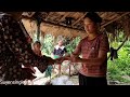 Living in the forest, the girl and her boyfriend harvest bamboo shoots to sell / SuyenSinglemomlife