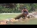 A Vietnamese girl alone uses a basket to weave fish traps and catch frogs for a living - ha thi muon
