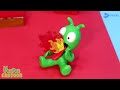 Pea Pea Playing With Black Pink Oreo Vending Machine - Kid Learning - PeaPea Cartoon