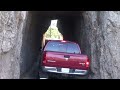 Bus fährt durch den Tunnel am Needles Highway.