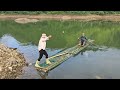 The girl set a trap overnight and caught many big fish - life in the river region