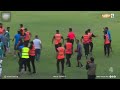 لحضة اعتداء على أمن الملاعب والحكام من قبل الكادر التدريبي لفريق امانة بغداد في الدوري العراقي